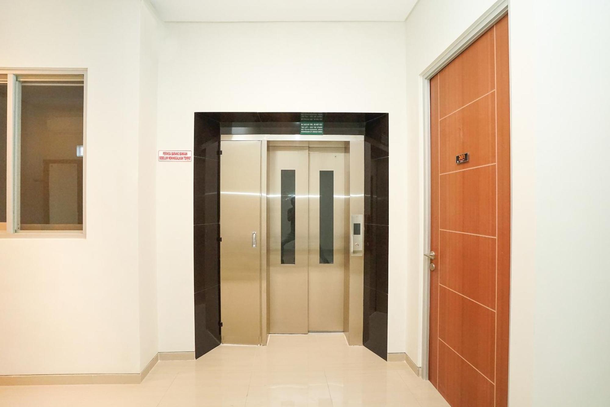 Super Oyo Capital O 614 Graha 8 Syariah Hotel Surabaya Kültér fotó