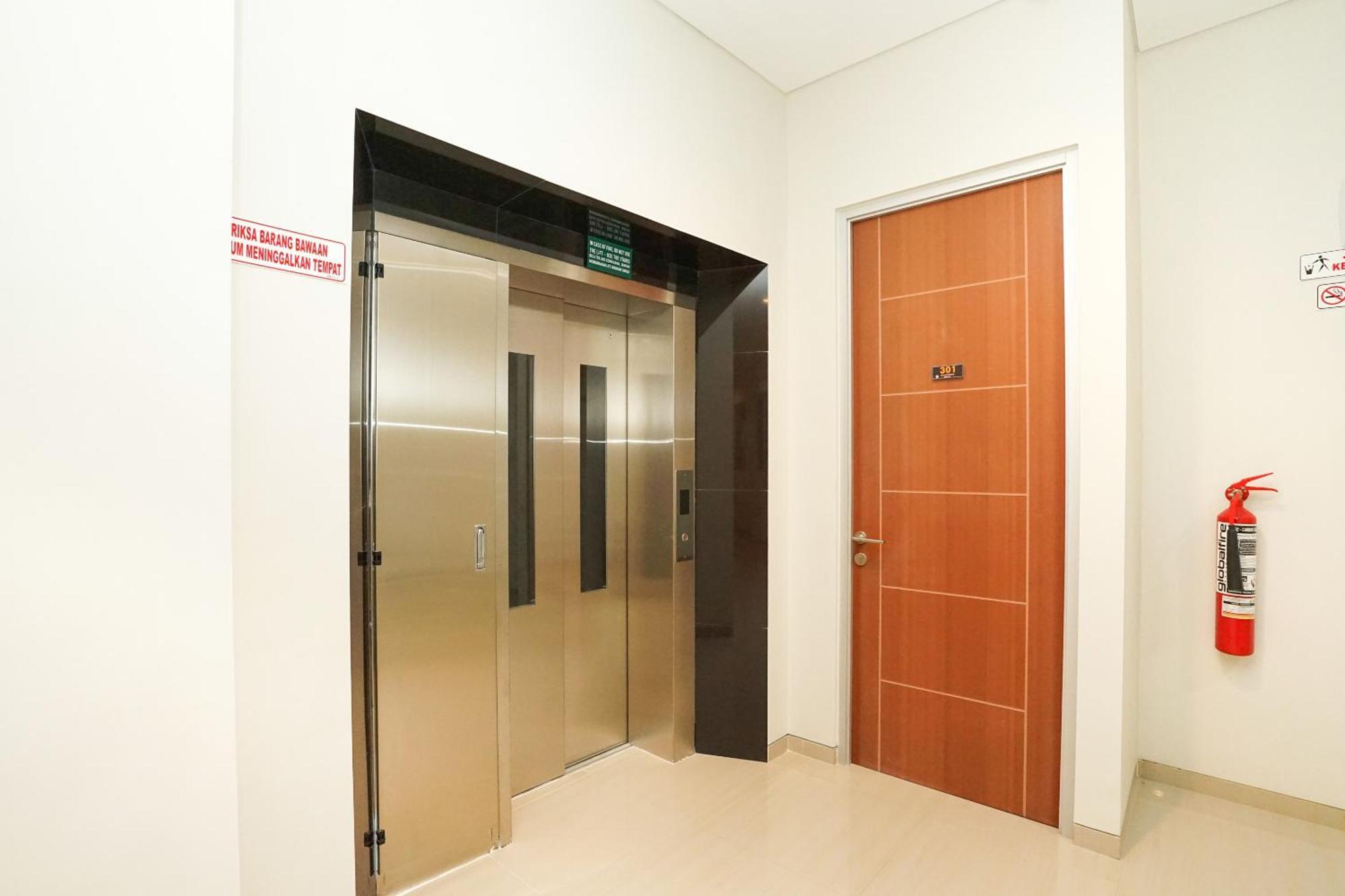 Super Oyo Capital O 614 Graha 8 Syariah Hotel Surabaya Kültér fotó